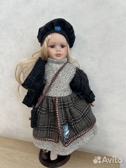 Кукла фарфоровая