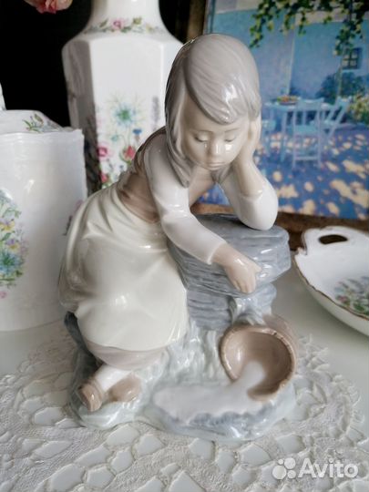 Nao Lladro статуэтка SAD milkmaid Испания