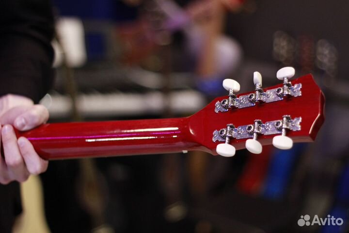 Гитара красная