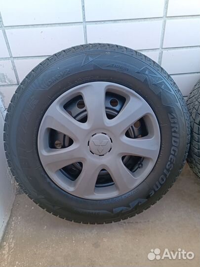 Bridgestone Blizzak DM-V2 215/70 R16