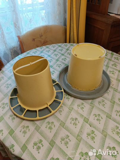 Кормушка и поилка для кур