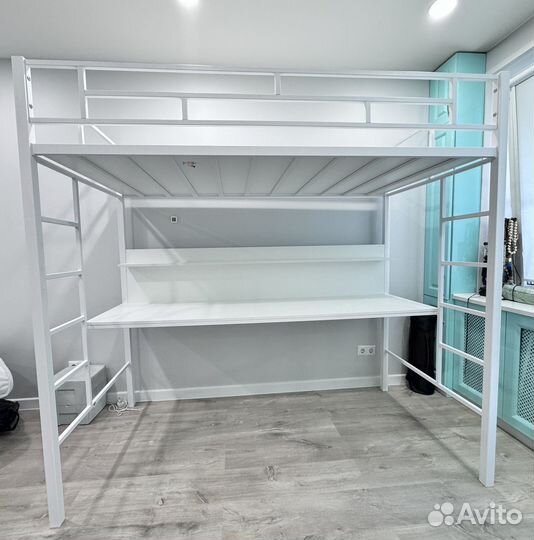 Кровать чердак со столом и матрасом