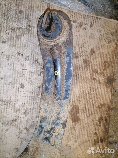 Кулак задний правый Mazda 3