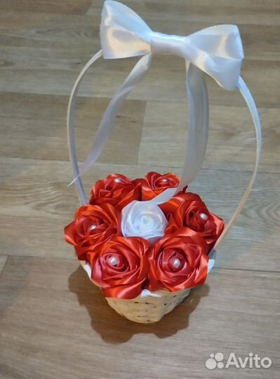 Корзинка с розами из атласных лент