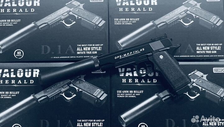 Игрушечный пистолет стреляет пульками