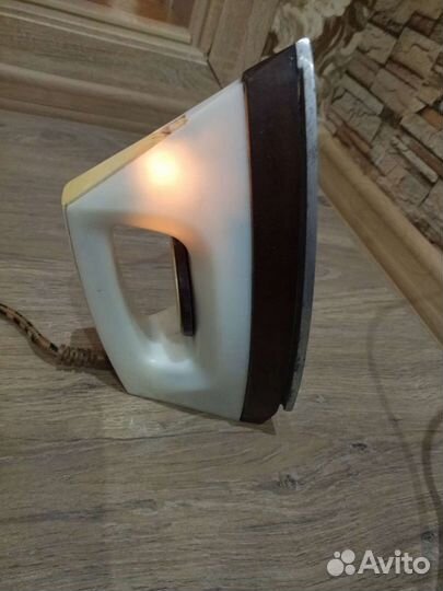 Старый утюг чугунный