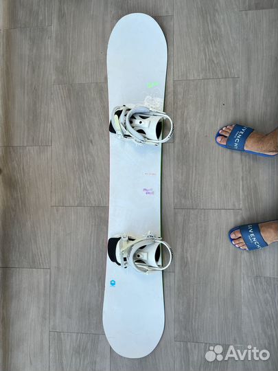 Сноуборд с креплениями и ботинками