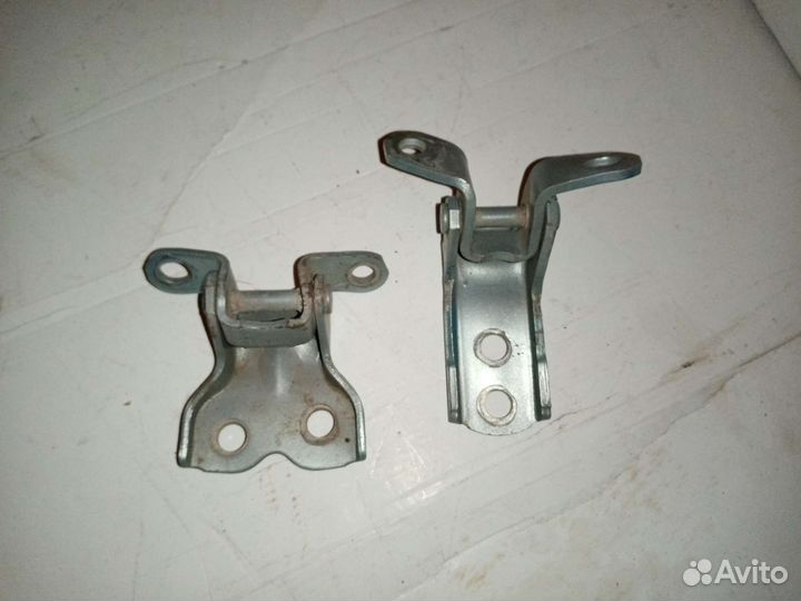 Петли дверей Toyota Ist