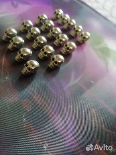 Бусины с черепушками