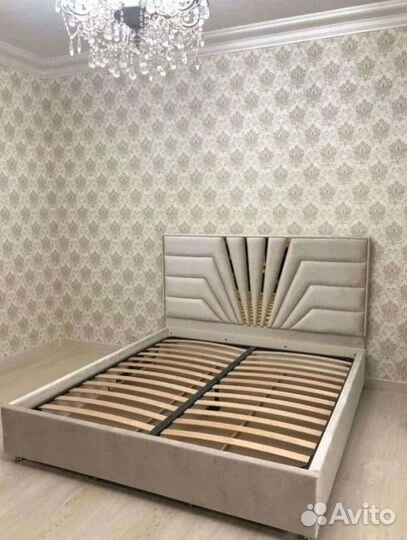Кровать с молдингом