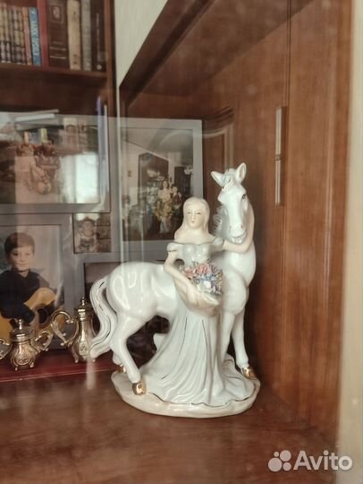 Статуэтка фарфор