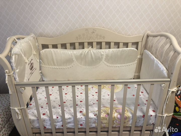 Детская кроватка с маятником, матрасом