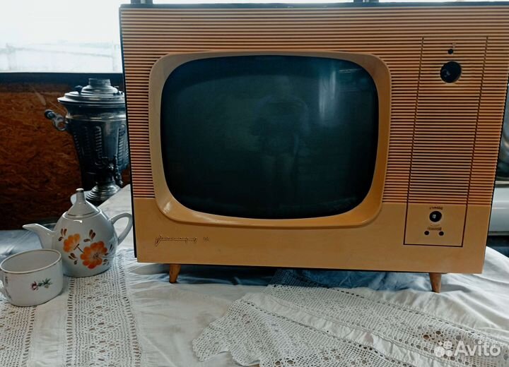 Ретро телевизор Рекорд 64