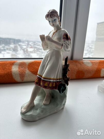Статуэтка девушка фарфор