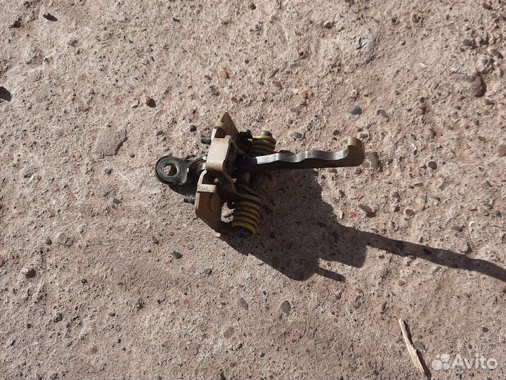 Ограничитель передней левой двери Peugeot 206