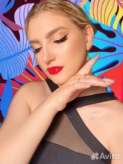 Модель на яркий макияж