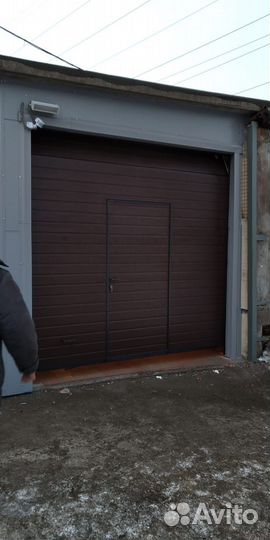 Гаражные секционные ворота с калиткой