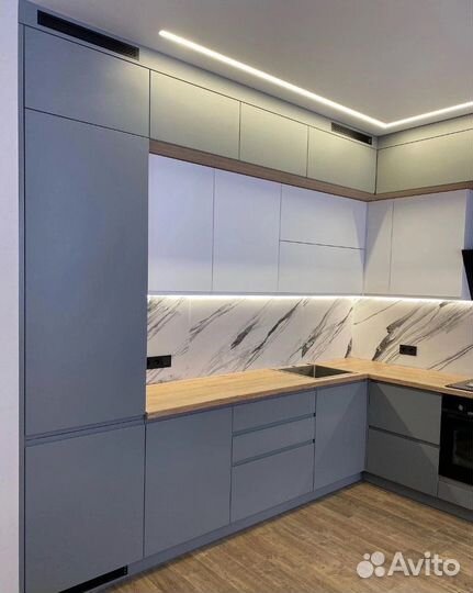 Угловая кухня до потолка. Вытяжка в подарок