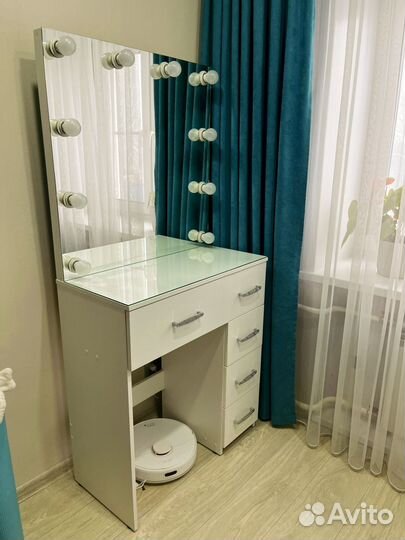 Гримерное зеркало с лампочками