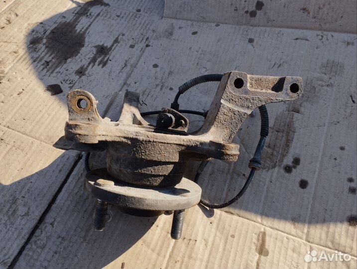 Поворотный кулак передний левый Chevrolet Lacetti