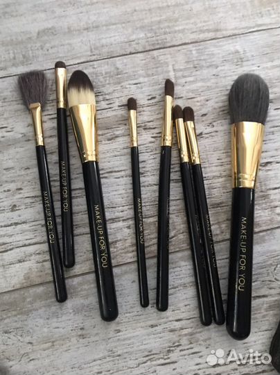 Зеркало, кисти, косметичка