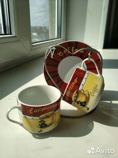 Кофейные чашки и блюдца на подставке