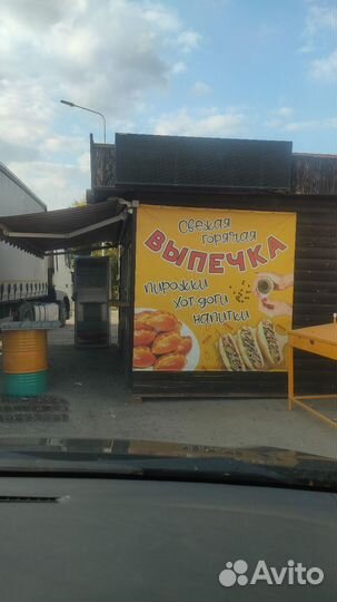 Продавец в ларек фастфуда
