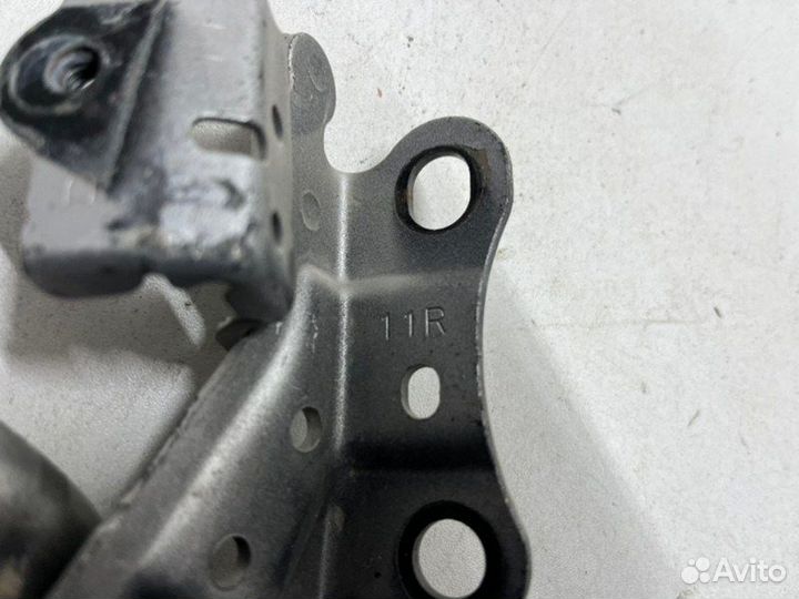 Петля капота передняя правая Toyota Camry V70/V75