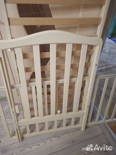 Детская кроватка и комод