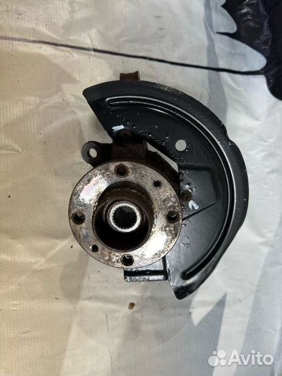 Поворотный кулак передний левый Renault Sandero 5S