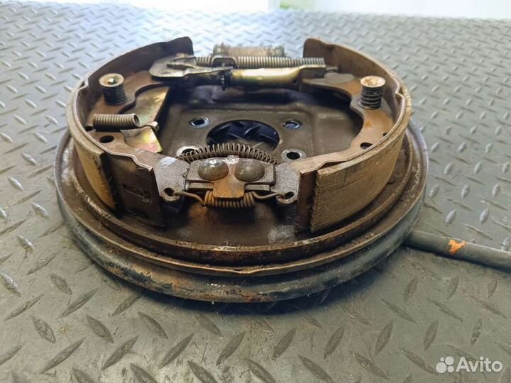 Щит тормозной зад/право на Mitsubishi Space Wagon