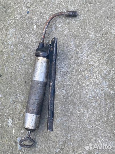 Шприц для смазки шкворней