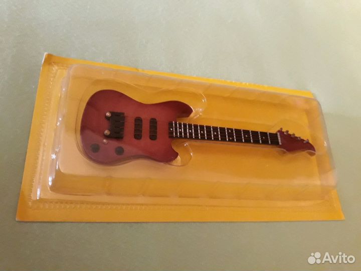 Миниатюра музыкальных инструментов гитары