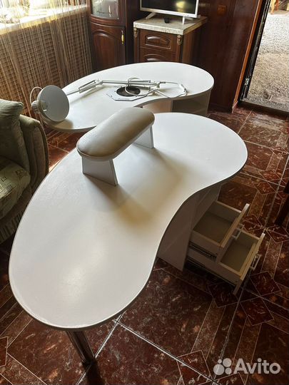 Маникюрный стол