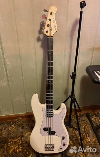 Бас гитара Rockdale (4х струнная)