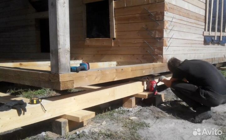 Строительная бригада по замене венцов