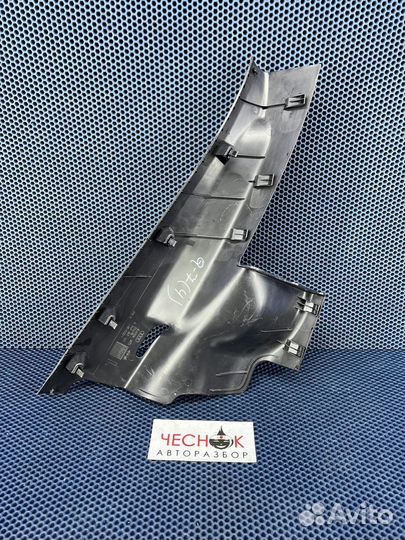 Обшивка задней стойки левая нижняя Audi Q7 4L