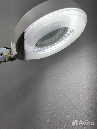 Лампа на напольном штативе