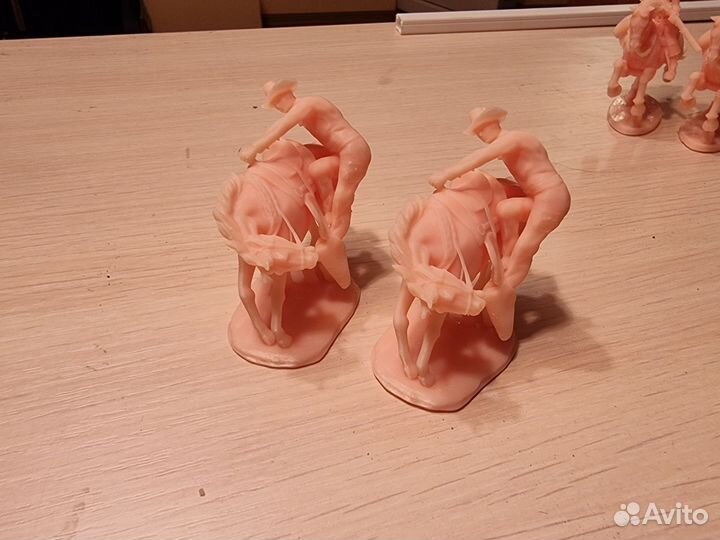 Миниатюры 16 всадников и 8 фигурок