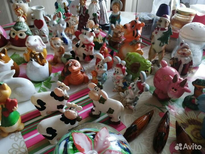 Разные фигурки :коровки, собачки и другие