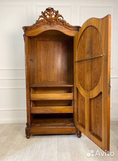 Антикварный платяной шкаф