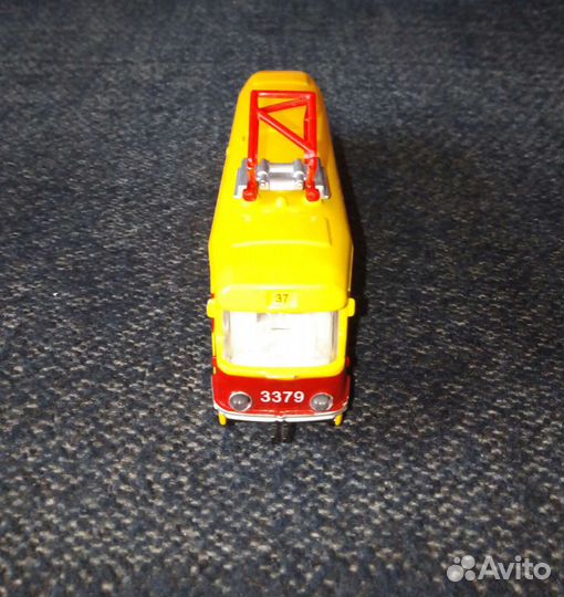 Трамвай игрушка