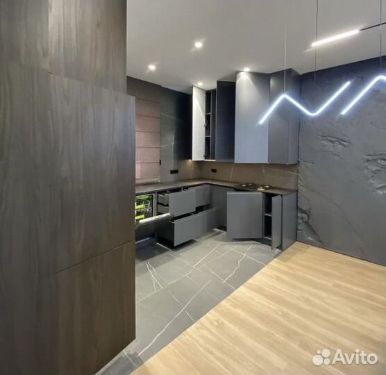 Кухонный гарнитур на заказ с подоконником