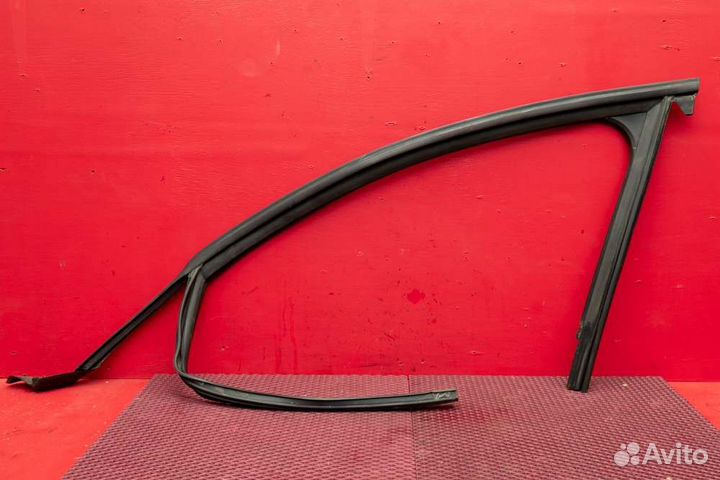 Уплотнитель стекла двери передний левый Audi A6 C7