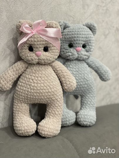 Вязаная игрушка котик ручной работы