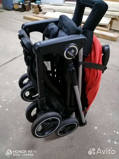 Прогулочная коляска новая