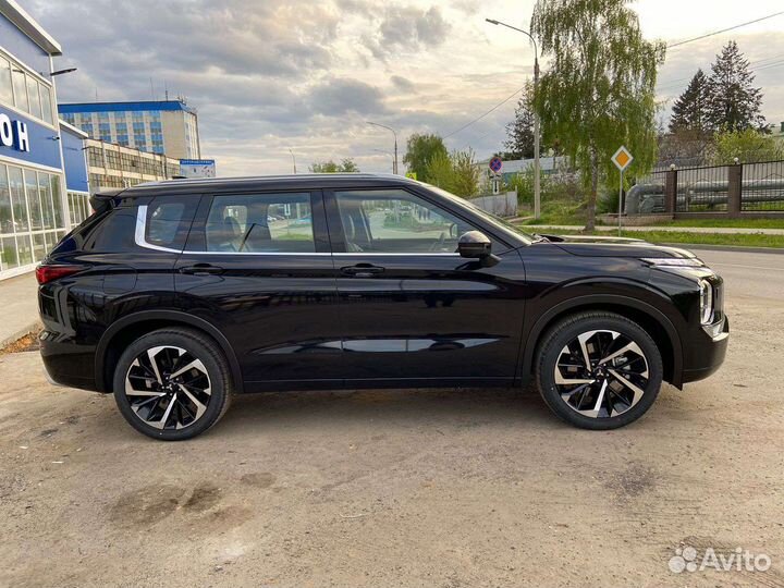 Mitsubishi Outlander 2.5 CVT, 2023, 15 км