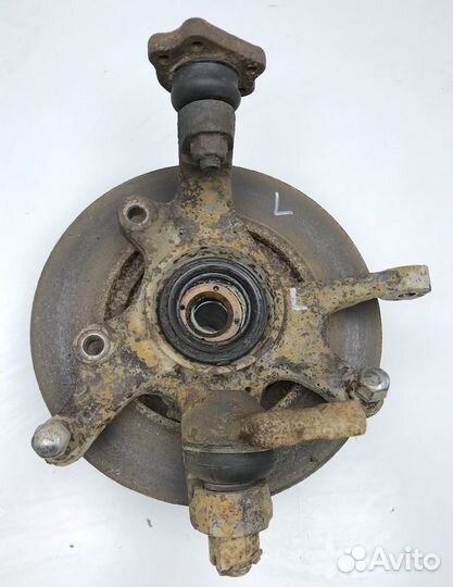 Ниссан PickUp Кулак поворотный ступица левая