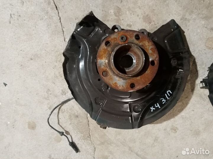 Кулак задний на бмв Х4 F25 2015r