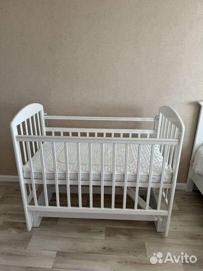 Детская кроватка с маятником